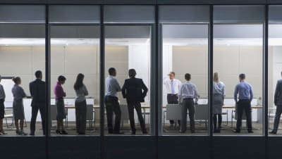 Bild av människor i en kontorbyggnad.