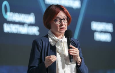 Elvira Nabiullina talar med en mikrofon i ena handen.