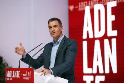 den spanska premiärministern och omvalskandidaten för det spanska socialistpartiet (PSOE) Pedro Sanchez håller ett tal 