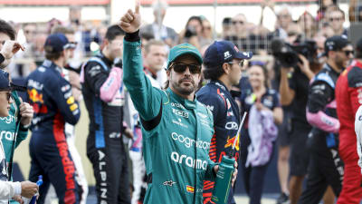 Fernando Alonso ger tummen upp.