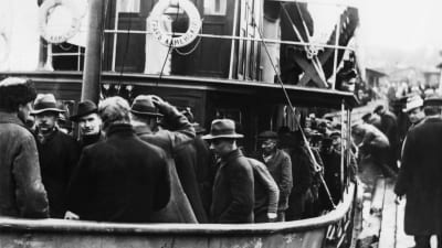 Röda fångar transporteras till Sveaborg i maj 1918. 