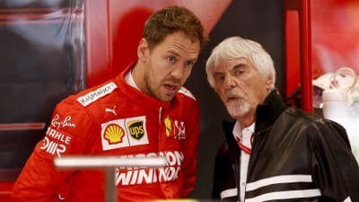 Sebastian Vettel och Bernie Ecclestone i samspråk.