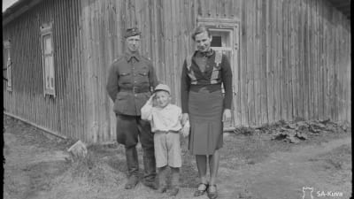 Soldat och hans familj. Barn gör honnör