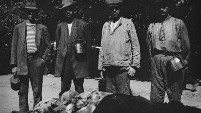 Fyra fångar vid bår med död kropp på Sveaborg 1918