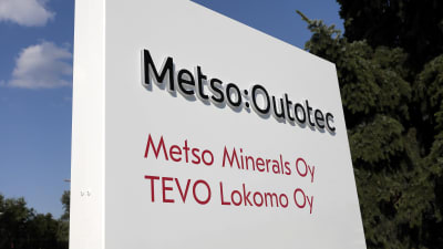 Bolagsskylt med Metso Outotecs namn.
