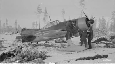 SA-arkiston kuva, jossa tankataan Fokker-hävittäjää