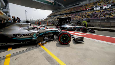 Hamilton och Bottas kör ut ur depån.