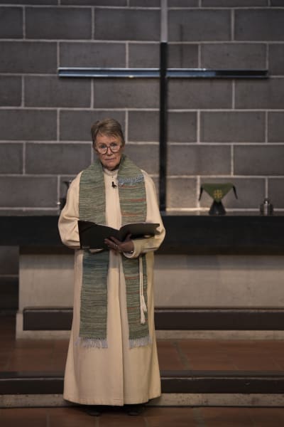 Prästen i Esbo kyrkan för mässan Diligam te