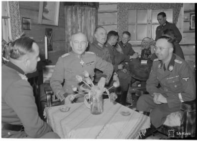 Naziledaren Heinrich Himmler besöker Hjalmar Siilasvuo år 1942.  