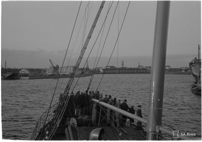 Ingermanländska flyktingar ombord på ångfartyget "Primula" anländer till Hangö 18.6.1944.