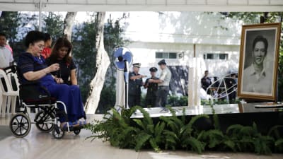 Förra presidentfrun Imelda Marcos besöker sin mans grav