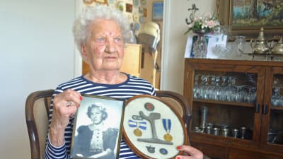 Margit Tall är en av Finlands första kvinnliga spårvagnschaufförer.