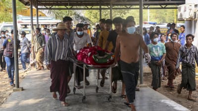 Här begravs en 21-åring som dödades i samband med att militären öppnade eld mot demonstranter i Mandalay 13.3.2021
