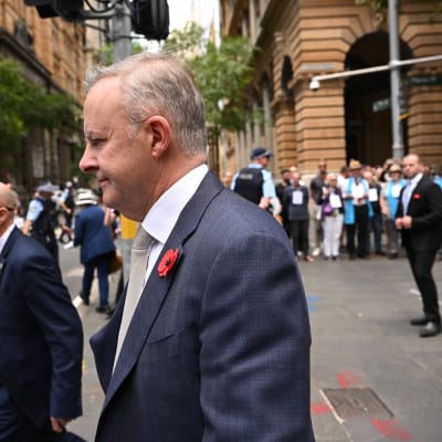 Australian pääministeri Anthony Albanese kadulla turvamiesten kanssa.