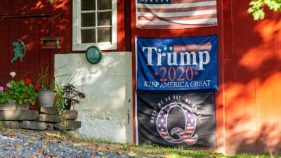Plakat för Qanon och Donald Trump på en husvägg i Pennsylvania.