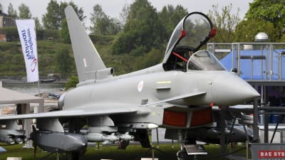 På utställningen i Brunnsparken finns bland annat en modell av Eurofighter Typhoon.
