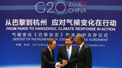 FN:s generalsekreterare Ban Ki-moon skakar hand med Kinas president Xi Jinping och USA:s president Barack Obama i samband med att Kina och USA ratificerar Parisavtalet i Hangzhou 3.9.2016