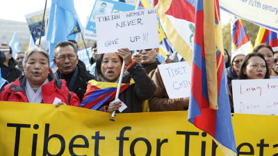 Tibetaner och uigurer i exil i Schweiz protesterar mot förtrycket av deras folk i Kina.