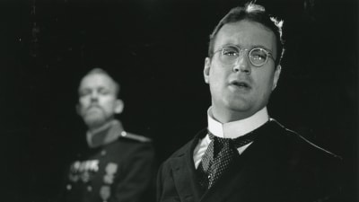 Max Bremer som Kulygin i Tre Systrar på Svenska Teatern 1995.