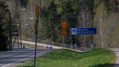 Helsingfors-skylt invid väg vid gränsen mellan Sibbo och Östersundom.
