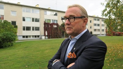 Hangon kaupunginjohtaja Denis Strandell Lappohjan "oligarkkitalojen" edustalla. 