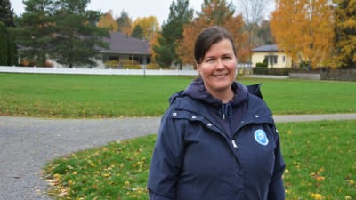 Verksamhetsledare för Håll skärgården ren r.f. Aija Kaski ute i en park. 