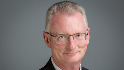 Ian Talbot, som är vd för Irlands centralhandelskammare, tittar in i kameran.