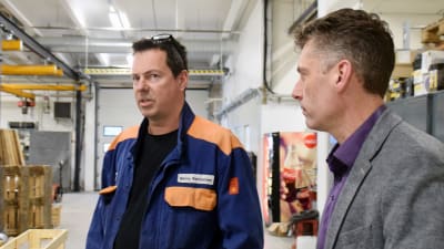 Benny Rahikainen och Christian Juslin står inne i en fabrikshall. 