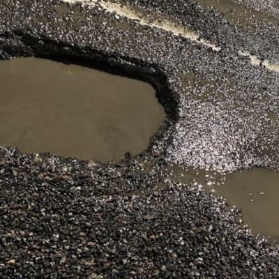 Kelirikon hajoittamaa katua Tampereella.