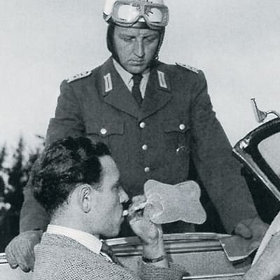 Saksalainen liikennepoliisi puhalluttamassa autoilijaa 50-luvulla Dräger-yhtiön historiallisen arkiston kuvassa.