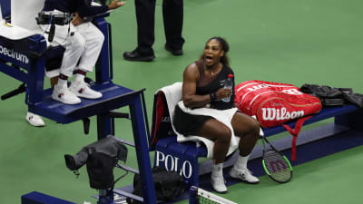 Serena Williams skäller på domaren.