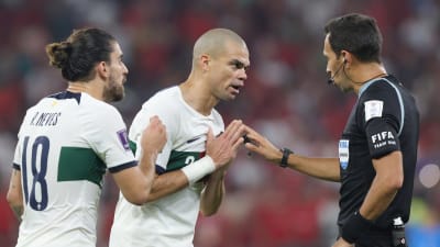 Pepe pratar med domaren.