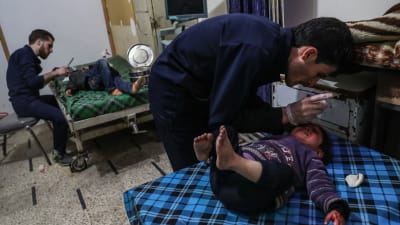 Barn som sårats i granateld vårdades på en klinik i staden Douma, östra Ghouta, på lördagen 3.3.2018.