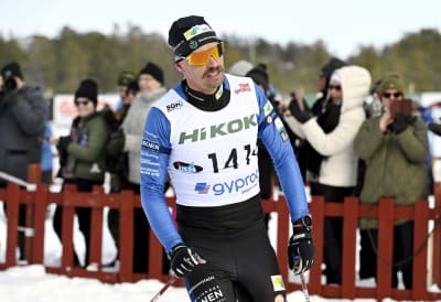 Perttu Hyvärinen åker skidor.