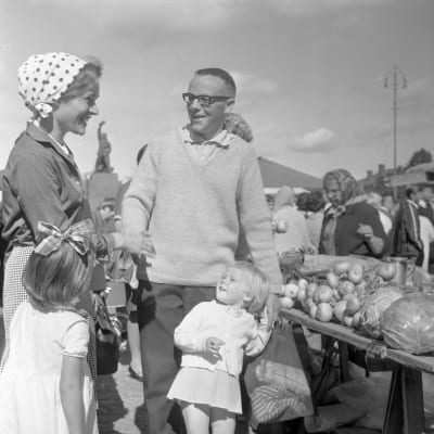 Familj på salutorg år 1968