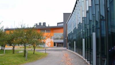 det finska gymnasiet och keuda = enter, i nickby i sibbo. I bakgrunden Nickby hjärta