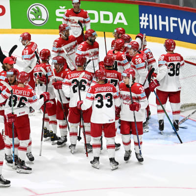 Danska spelarna firar efter seger över Kanada i ishockey-VM.