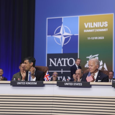 Ukrainan presidentti Volodymyr Zelenskyi, Britannian pääministeri Rishi Sunak ja Yhdysvaltain presidentti Joe Biden Naton Vilnan huippukokouksessa. 