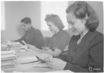 Sensuurivirkailija tarkastaa kotirintamalle lähetettyjä kirjeitä 1944.