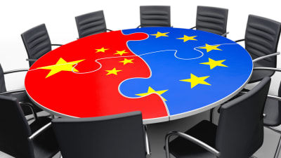Ett förhandlingsbord med Kinas och EU:s flagga grafiskt som ett pussel