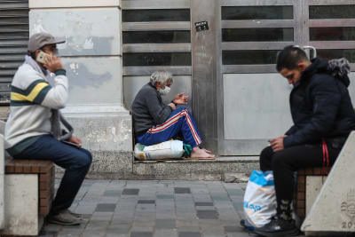 En hemlös man på en gata i Istanbul
