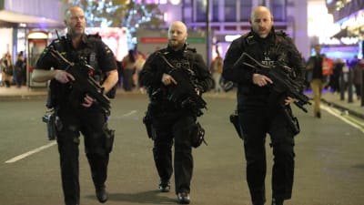Beväpnade poliser i London svarar på eventuell skottlossning på tunnelbanestationen Oxford Circus. 