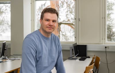 henkilökuvassa Lassi Ahlvik, ympäristöekonomian apulaisprofessori Helsingin yliopistosta.