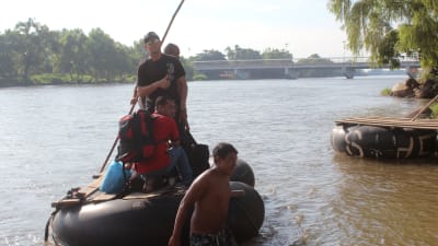 Kubanska flyktingar vid gränsen mellan Guatemala och Mexiko. Kubanerna försöker ta sig till USA där de behandlas betydligt bättre än andra flyktingar från Latinamerika