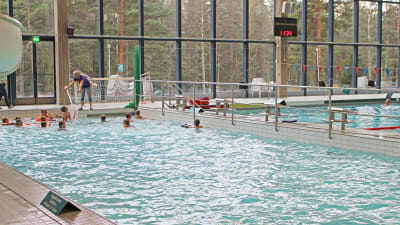 cygnaeus skolan får simundervisning november 2015, Kristina Ifström simlärare
