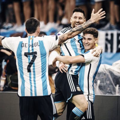 Lionel Messi och Julian Alvarez firar mål.