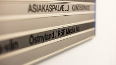Skylt vid tidningen Östnylands redaktion