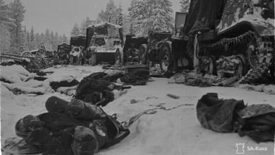Sotasaalista ja kaatuneita Raatteen tiellä talvisodassa 1940