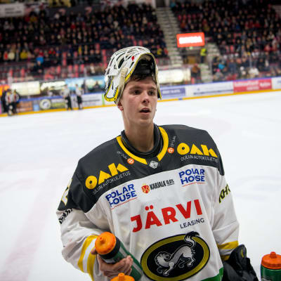 Joel Blomqvist dricker vid sargkanten.