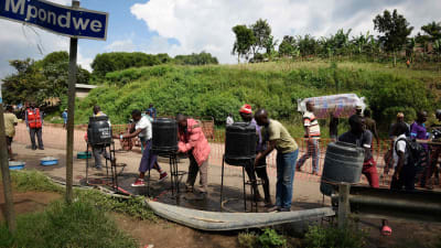 Skyddsåtgärder mot ebola. Människor från Kongo tvättar sina händer vid ett gränsområde nära Uganda 